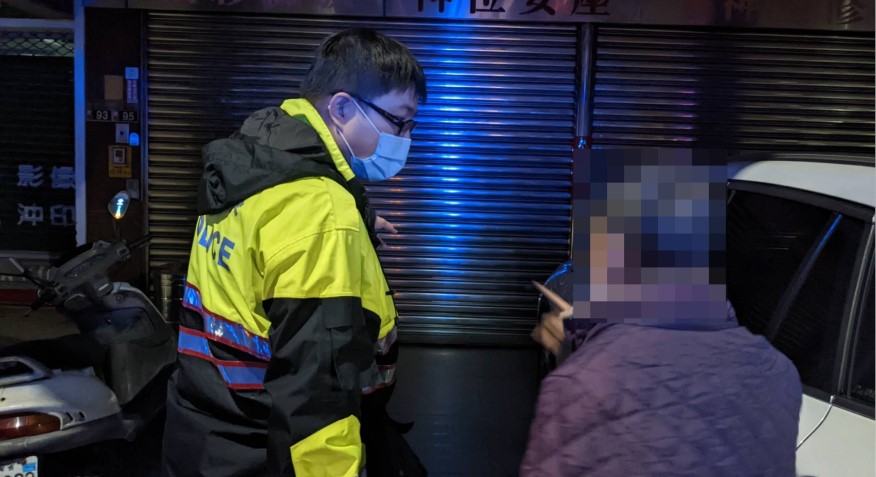 ▲員警護送老婦返回神秘數字「93」門牌的住家    (圖/台中豐原分局 提供)