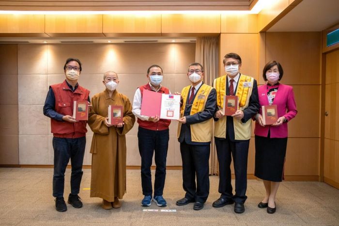 新北旅宿業獲贈書《獻給旅行者365日》 溫暖疫情旅人心靈