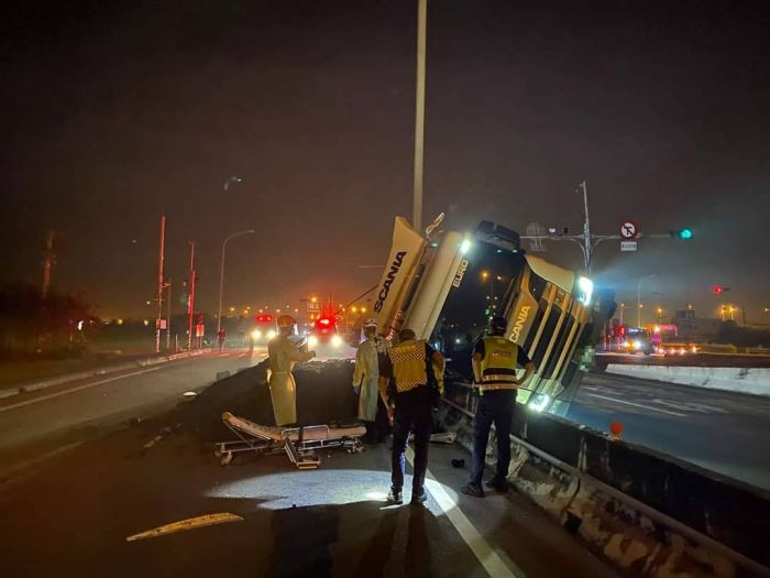 台61線南下93K拒檢砂石車翻覆 竹南警漏夜緊急馳援排除