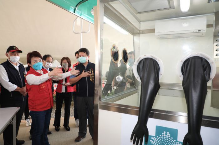 篩檢、看診、領藥一條龍 盧秀燕視察中央公園「PCR給藥得來速」