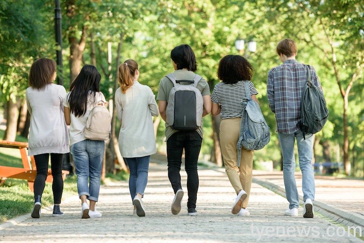 高鐵暑假加開大學生5折優惠 明20日起開始售票 13 multiethnic group young students 171337 13425