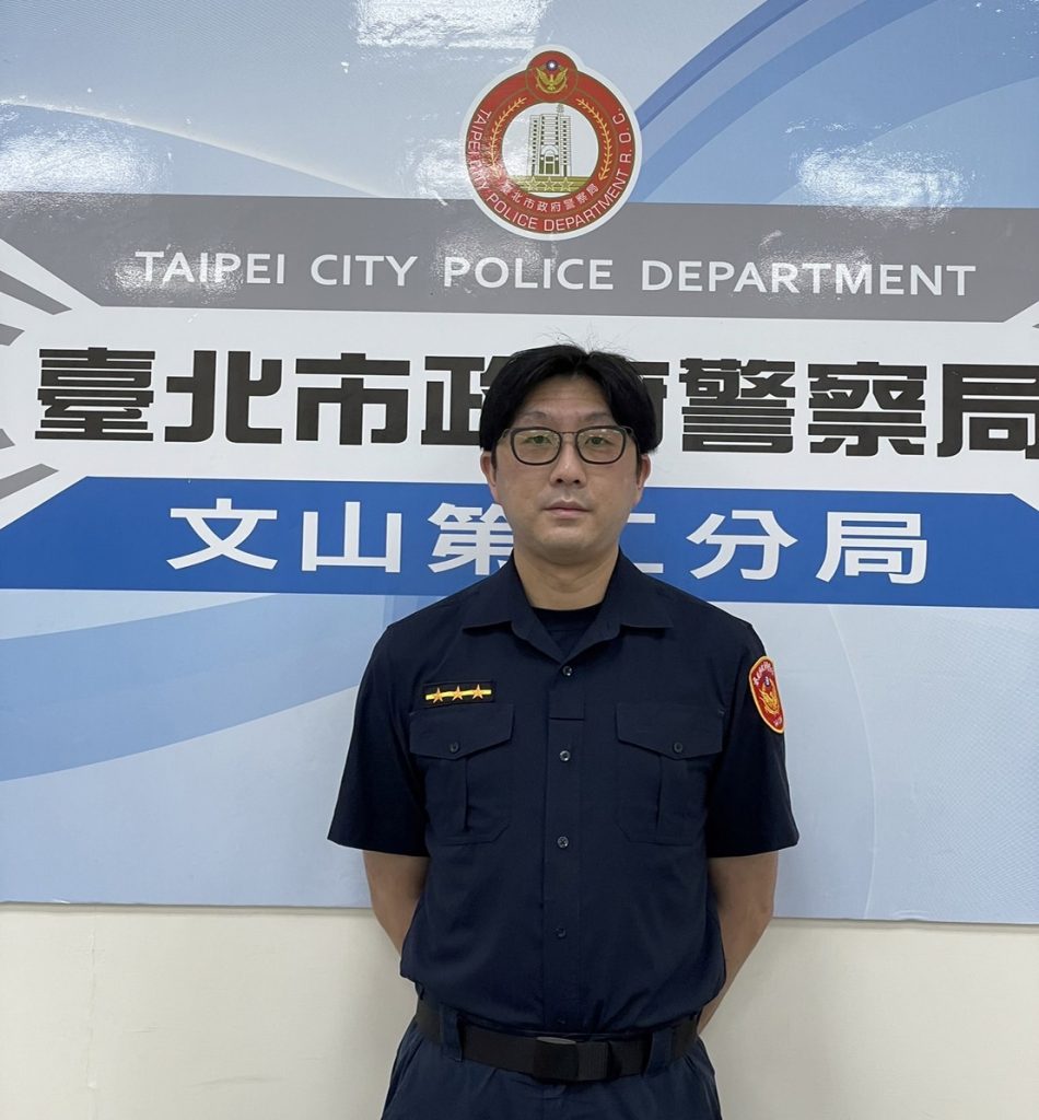 圖片說明:景美所警員王誌成即時阻詐護民眾財產。(記者吳萍翻攝)