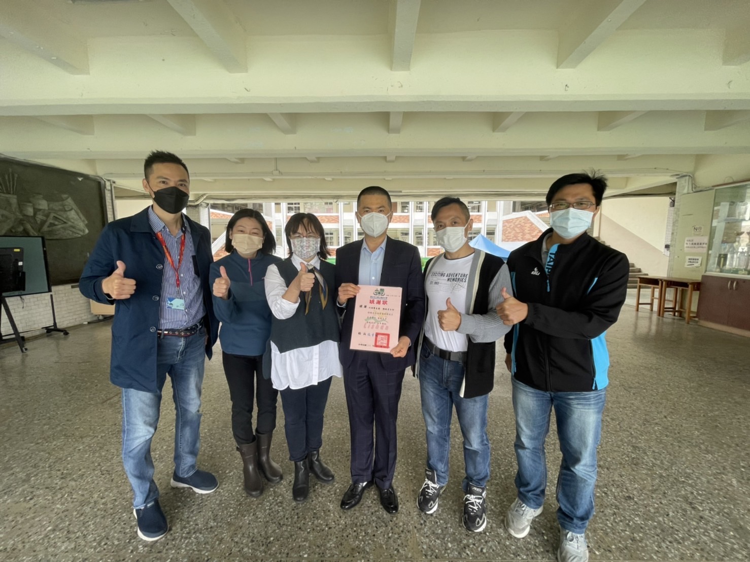 圖片說明：宏明建設董事長陳啟宏，與台北市議員李明賢共同捐贈43200片酒精擦。(記者葉鈞宇翻攝)