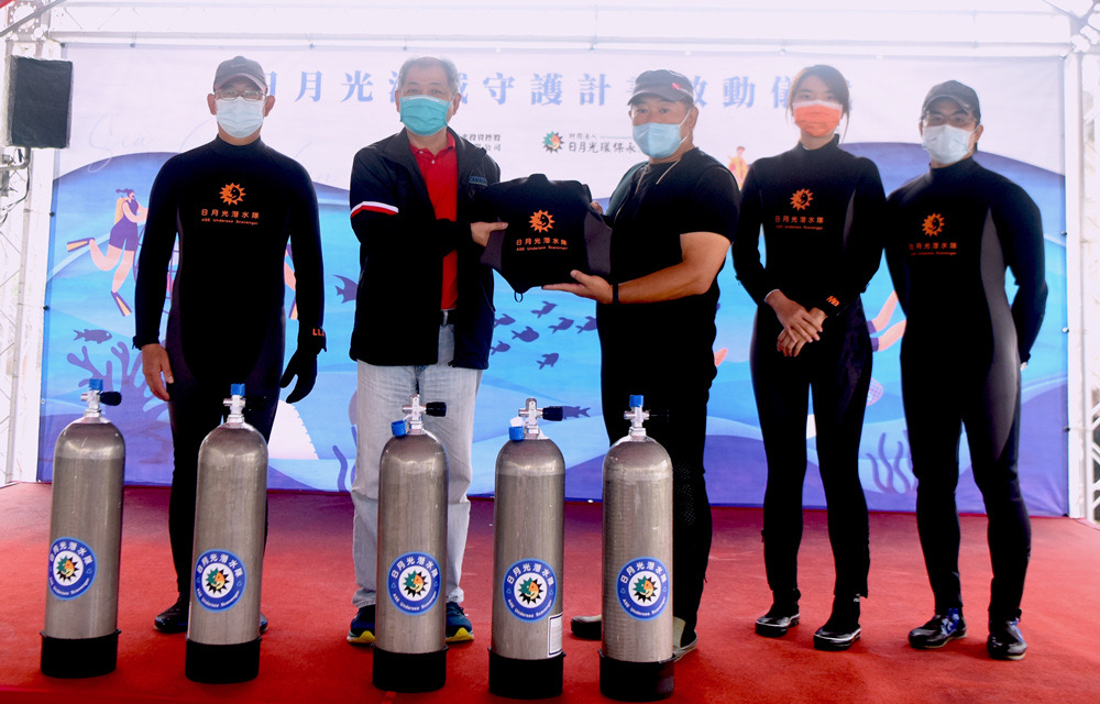 圖片說明:龍洞灣公園總教練尹德成(右三)代表接受印有日月光字樣的防寒衣、氣瓶,為日後淨海增添更多助力。(圖/財團法人日月光環保永續基金會提供)