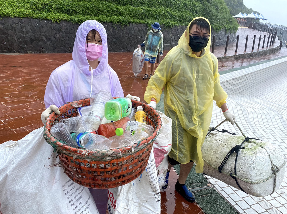 圖片說明:國立體大吳冠輯老師(中)帶領學生特地從桃園前來參與活動。(圖/財團法人日月光環保永續基金會提供)