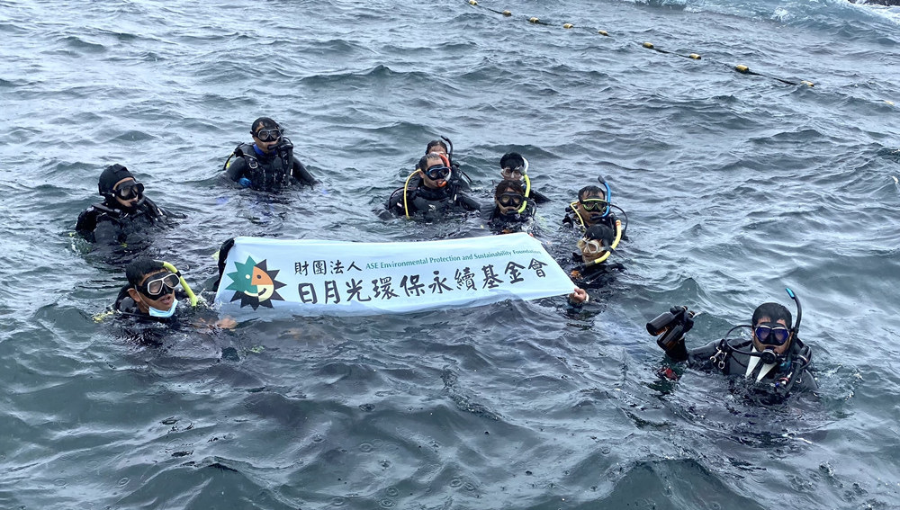 圖片說明:龍洞灣潛水教練團率日月光環保潛水隊執行2022年第一次淨海活動。(圖/財團法人日月光環保永續基金會提供)