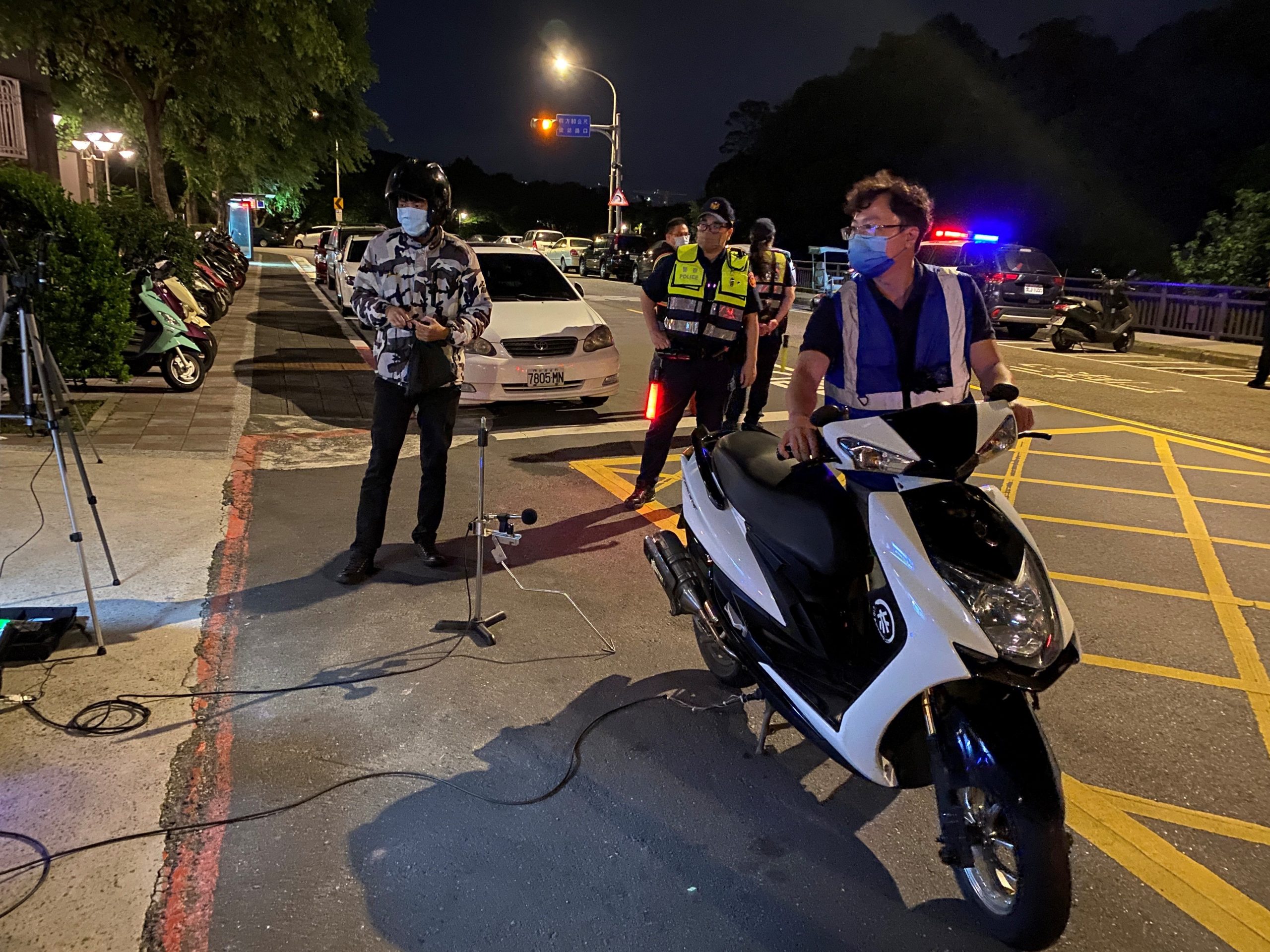 麥閣吵!南港警與環保局聯合取締改裝車輛噪音