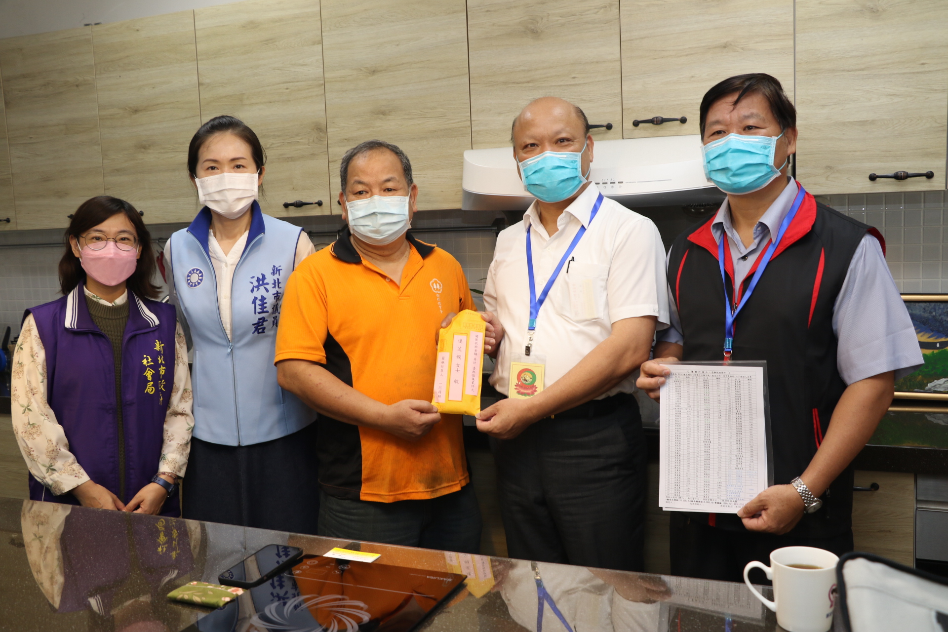 土城獨居連女士二度中風生活陷困 洪佳君議員媒合 圓融行善團伸援手 1人1千元1小時集結15萬元挹注