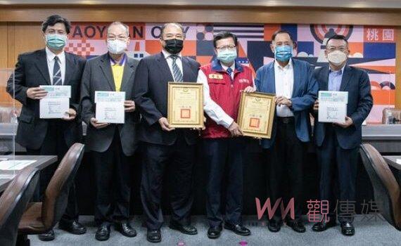桃園企業與社團暖捐防疫物資 鄭文燦:6萬快篩劑如及時雨