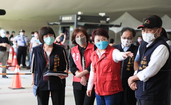 篩檢、看診、領藥一條龍   盧市長視察中央公園「PCR給藥得來速」