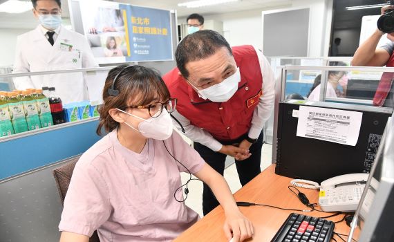 疫情忙翻天　侯友宜慰問亞東醫護團隊　