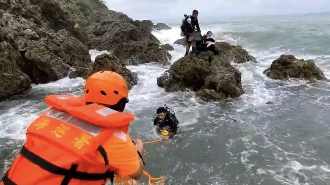 浮潛客遇浪游不回 海巡拋繩帶急救援
