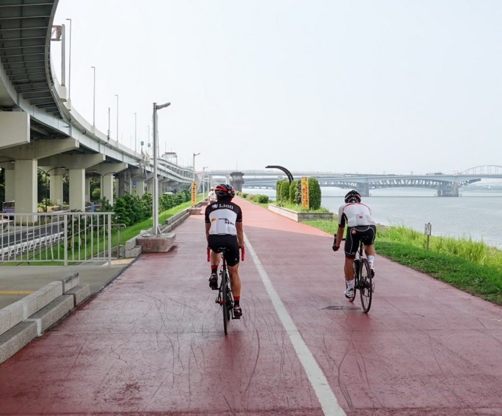 騎乘在荒川河畔,飽覽水岸好風景。(圖片來源:ⒸTCVB)