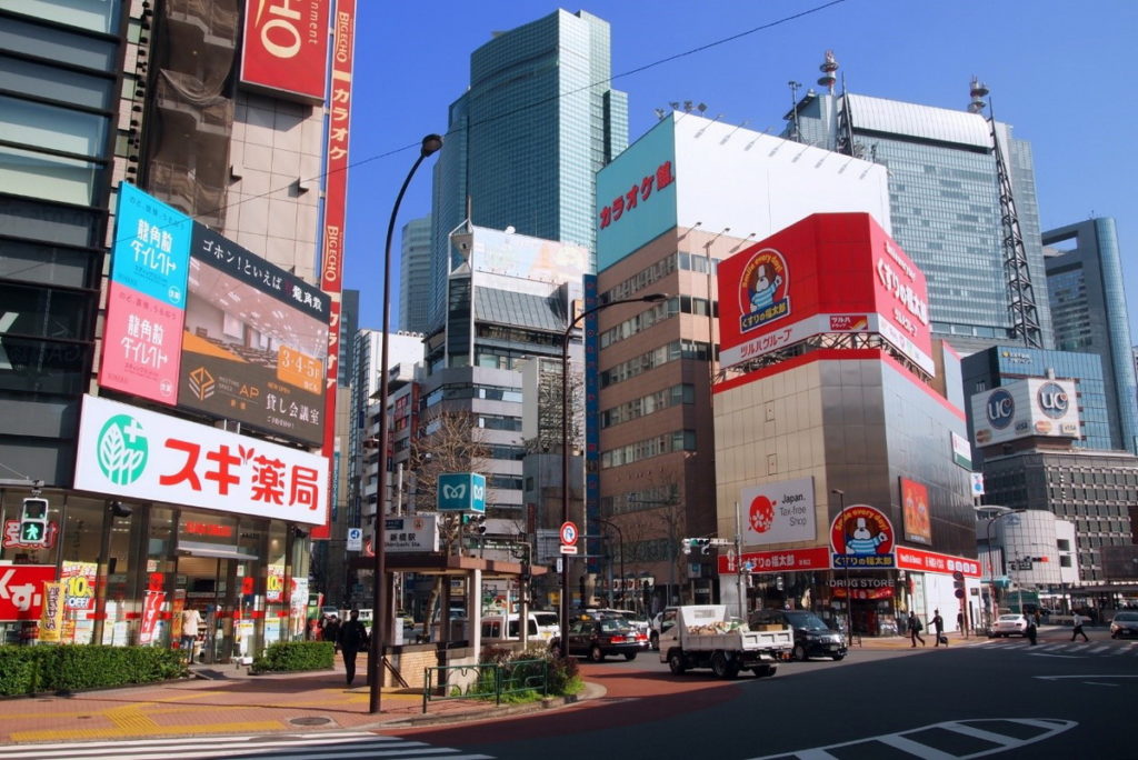 新橋站周邊繁華熱鬧街景。 (圖片來源:ⒸTCVB)
