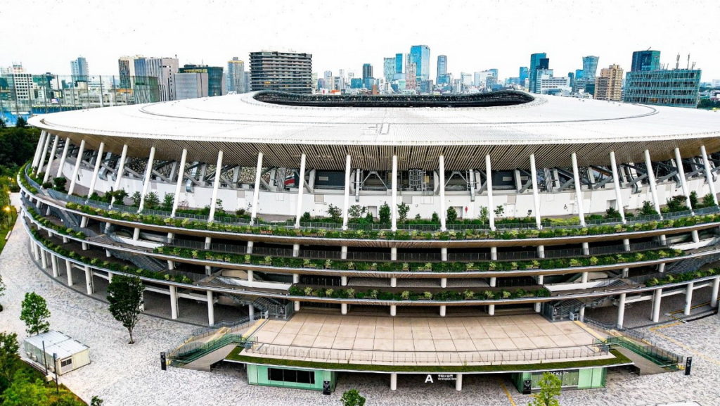 2019年完工的新國立競技場,為2020東京奧運主會場,由名建築師隈研吾操刀,該場館採用許多木製建材充滿綠意,是一座十分療癒溫和的競技場。(圖片來源:ⒸTCVB)