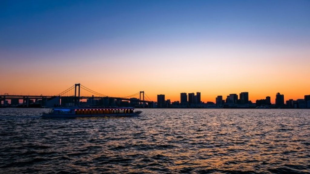 夕陽西下的東京灣彩虹大橋,格外迷人。(圖片來源:ⒸTCVB)