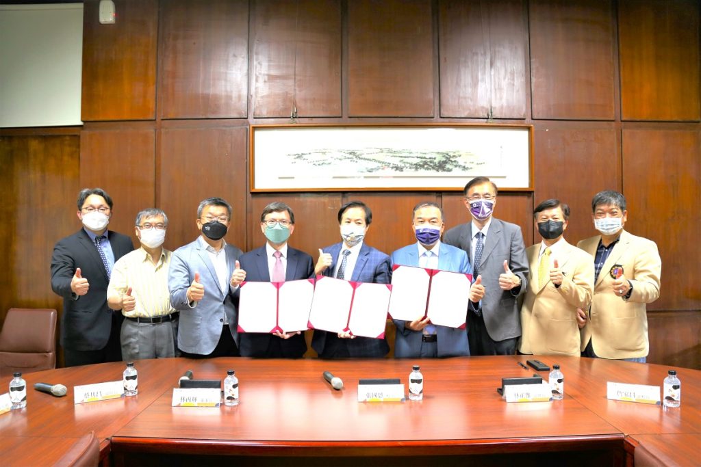 東海大學X證基會X磐石會三方簽署合作備忘錄後,大合影(圖/東海大學提供)