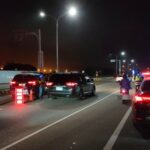▲大甲警於18日夜間在大甲溪橋實施封閉式路檢，攔查噪音改裝車輛 (圖/台中大甲分局 提供)