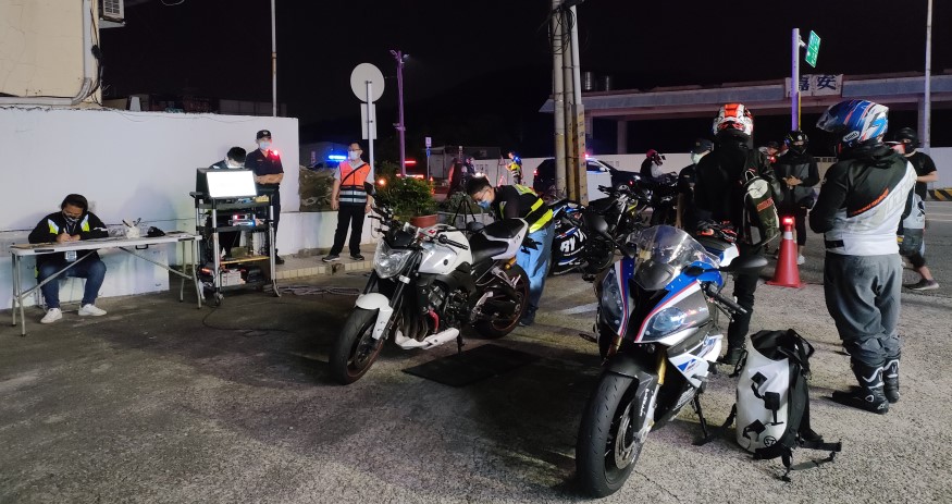 ▲警方針對疑似改裝車輛實施噪音檢測，依法開單告發    (圖/台中大甲分局 提供)
