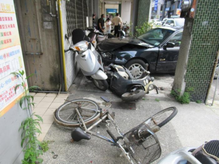 85歲老翁加油洗車出站肇事 波及7台汽機車