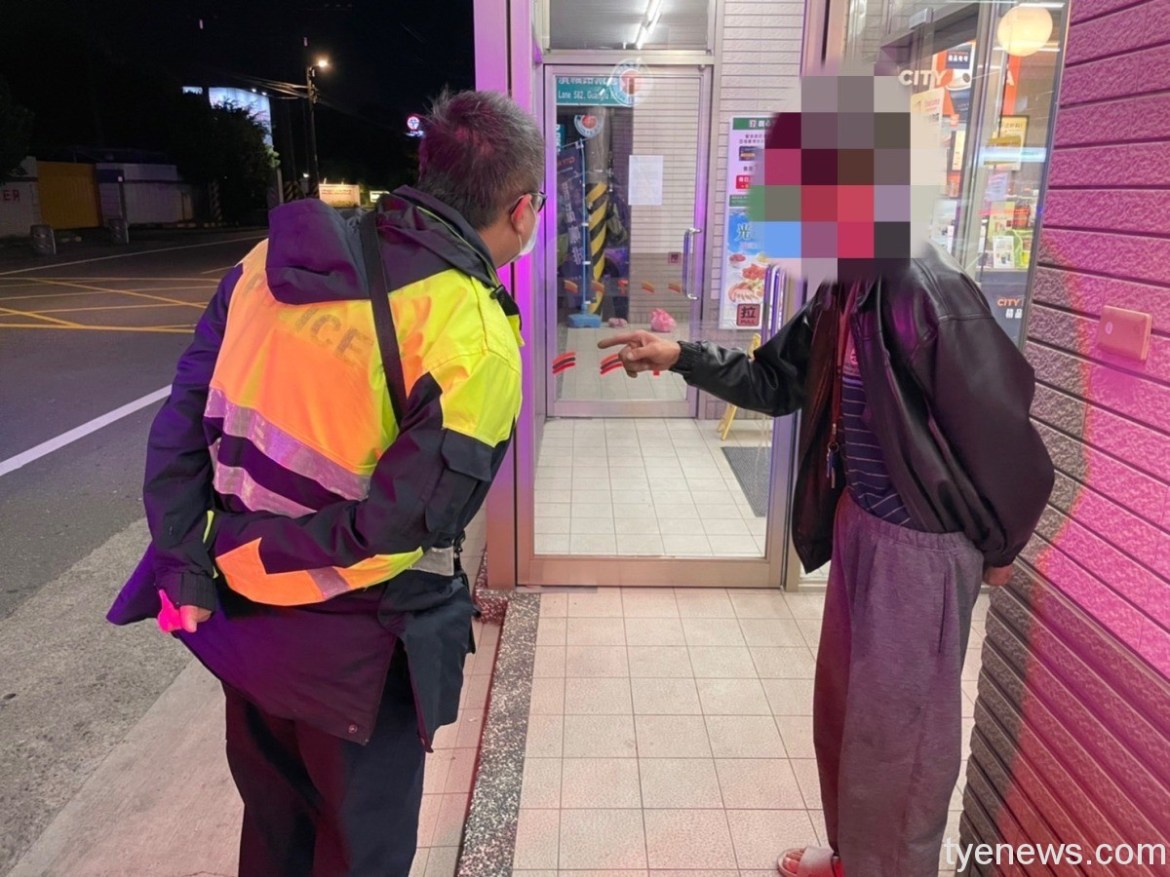 老翁迷途呆坐超商 八德警助聯繫家人平安返家 20 S 3113438