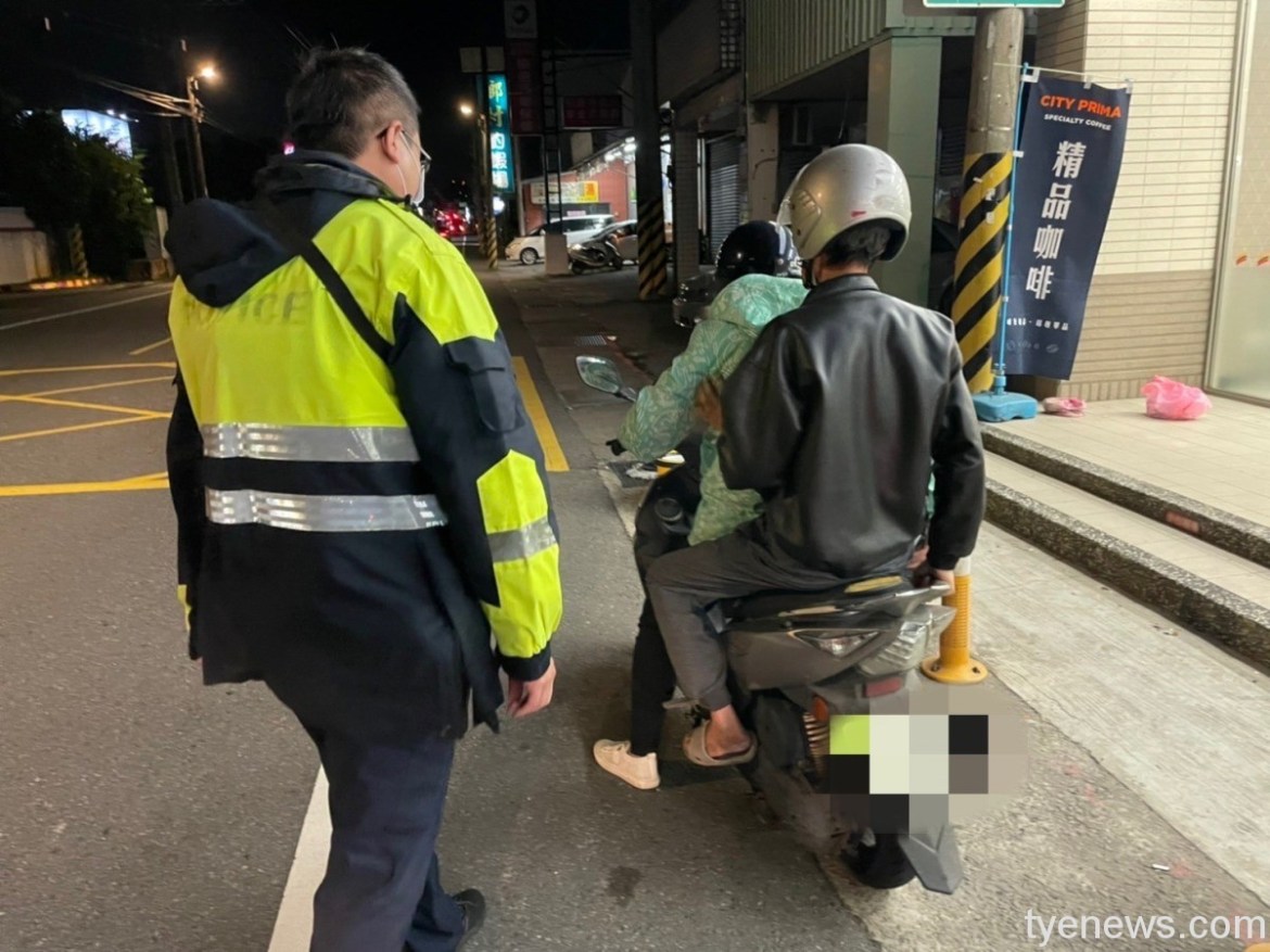 老翁迷途呆坐超商 八德警助聯繫家人平安返家 21 S 3113442