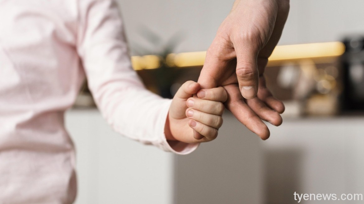 學童遠距教學 家長請防疫照顧假不扣薪 21 little girl holding hands with father