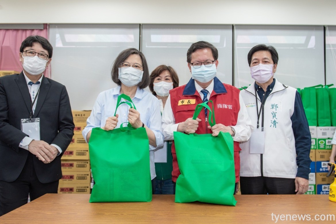 蔡英文520視察桃園防疫關懷包發放:台灣能克服逆境度過疫情 13 1fc0fae4e690a440324febf93d6a9d0075a00e2