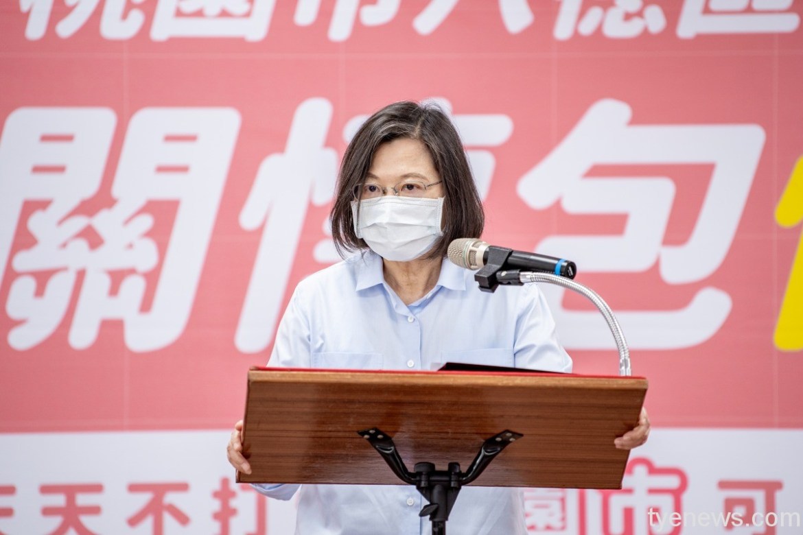 蔡英文520視察桃園防疫關懷包發放:台灣能克服逆境度過疫情 14 DSC 9139