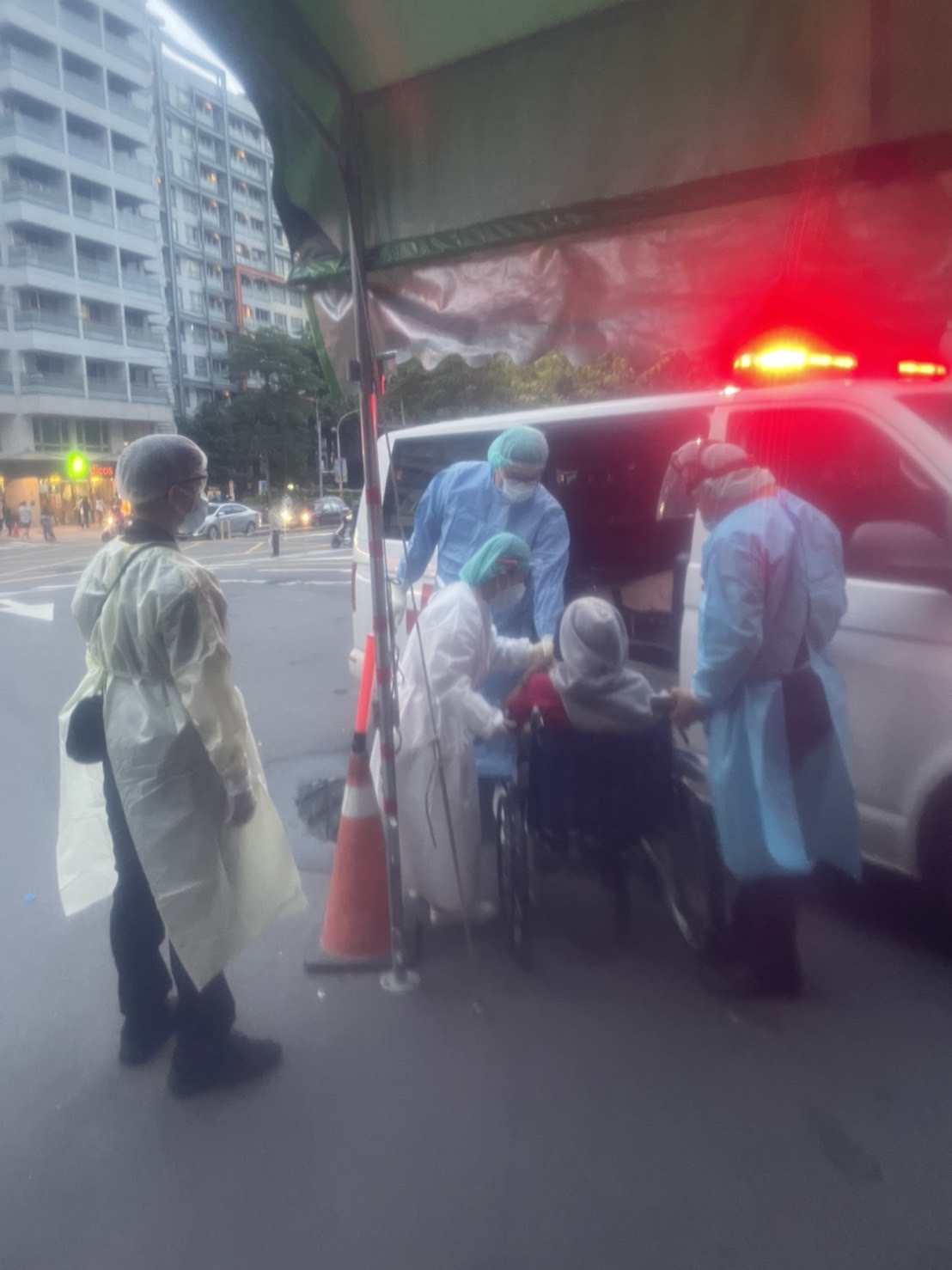 圖片說明:信義派出所員警到場協助處理,警員廖家毅、蕭少雯到場後耐心苦勸30分鐘後,婦人在社工陪同下前往樹林集中檢疫所。(記者林艷林翻攝)