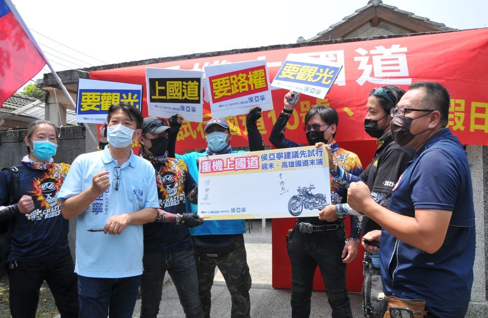可能是 7 個人和大家站著的圖像