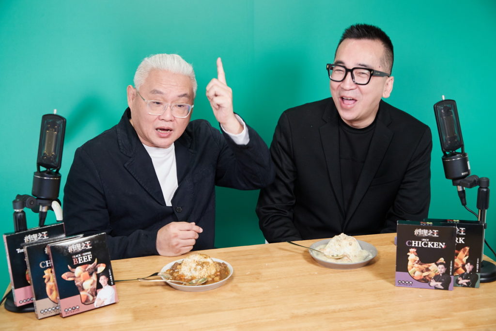 范可欽、王世均破冰和好後,不僅在Podcast節目上大談阿一鮑魚,錄製過程也真的端出