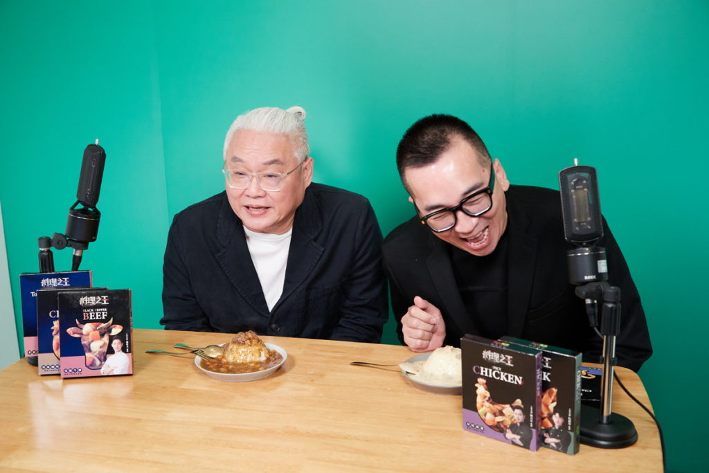 范可欽、王世均破冰和好後,不僅在Podcast節目上大談阿一鮑魚,錄製過程也真的端出