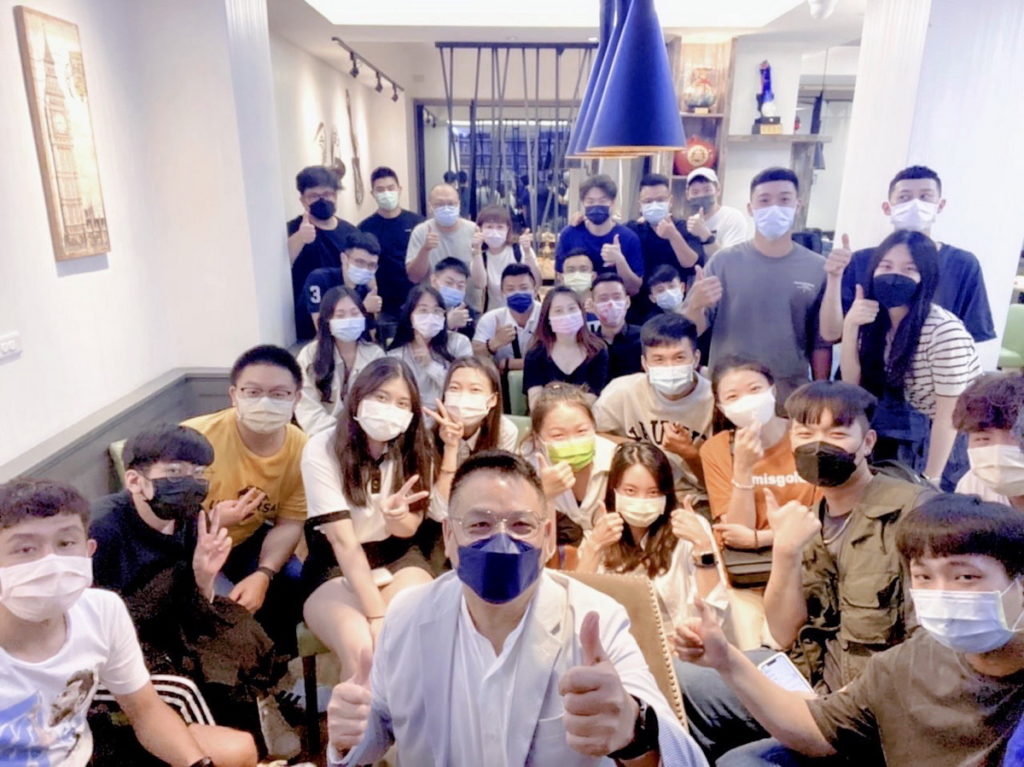 國民黨新竹市長參選人林耕仁舉辦青年座談會,與青年朋友交流聊天,現場氣氛歡樂眾人打成一片。(圖:翻攝自林耕仁臉書)