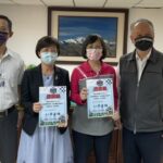 ▲郭姓行員發現鄒婦疑似遭到詐騙,立即報警保住400萬元,中警局長蔡蒼柏及第一分局長張啓祥特別致贈感謝狀 (圖/台中市警察局 提供)