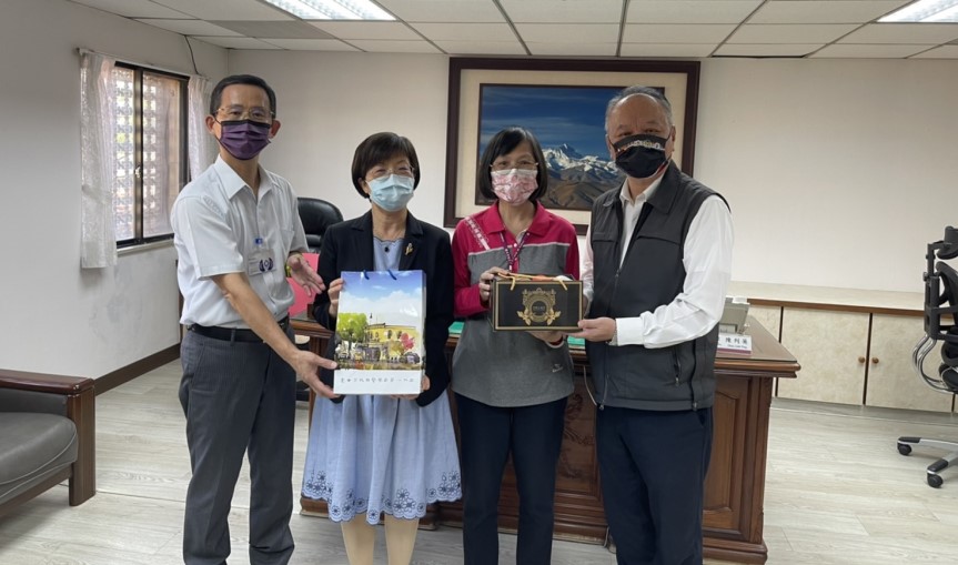 ▲中警局長蔡蒼柏(右)及第一分局長張啓祥(左)致贈禮品于銀行經理與郭姓行員 (圖/台中市警察局 提供)