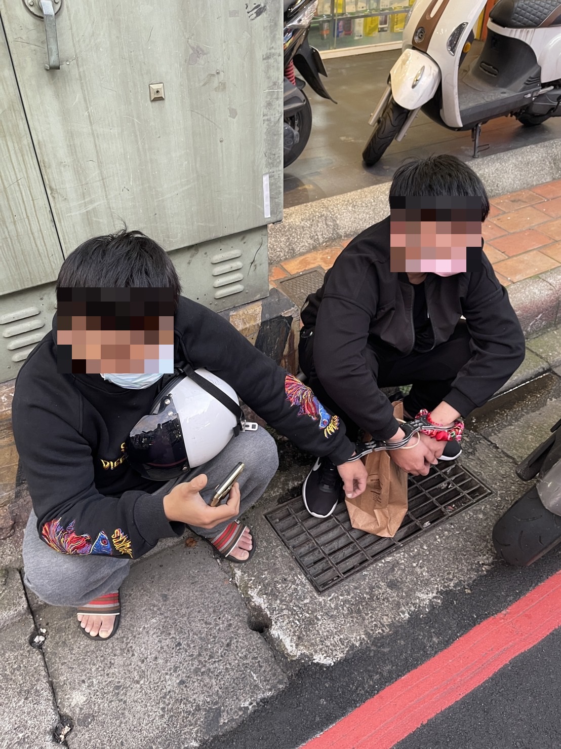 圖片說明:板橋交通分隊警員高識曜經攔查發現2名通緝犯於所騎乘機車座墊內查獲持有二級安非他命毒品及吸食器等物品。(記者葉鈞宇翻攝)