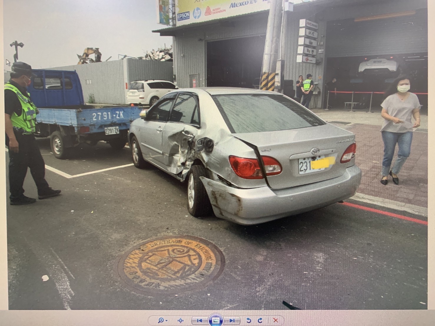 圖片說明 : 王嫌行經環中路768號之10失控擦撞路邊停停車格內之自小客23**-ND號,自小貨27**-ZK。 (記者 江雁武翻攝)