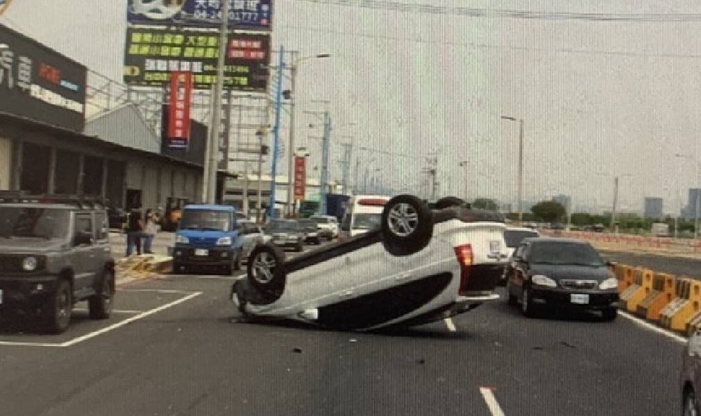 圖片說明 : 王嫌酒測值超標,恍神駕車擦撞路邊停車格內車輛後翻覆。 (記者 江雁武翻攝)