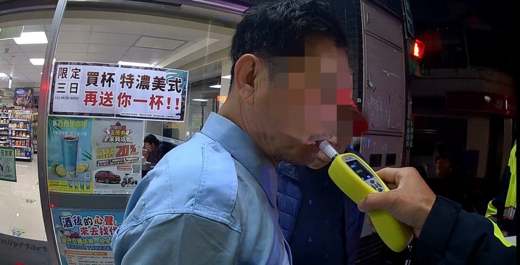 圖片說明:酒駕雙載竟還未戴口罩、安全帽 汐止警逮騎士並連坐開罰後座酒友。(記者吳萍翻攝)