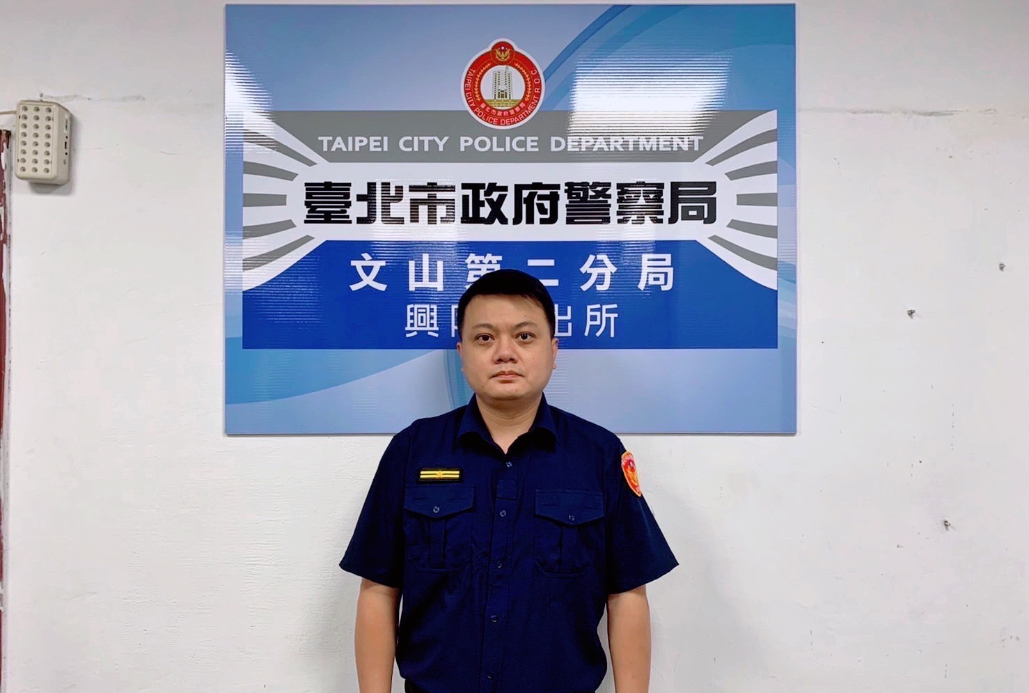 圖片說明:興隆副所長游啟銘帶隊執行安城專案盤查到一名酒駕男。(記者趙靜姸翻攝)