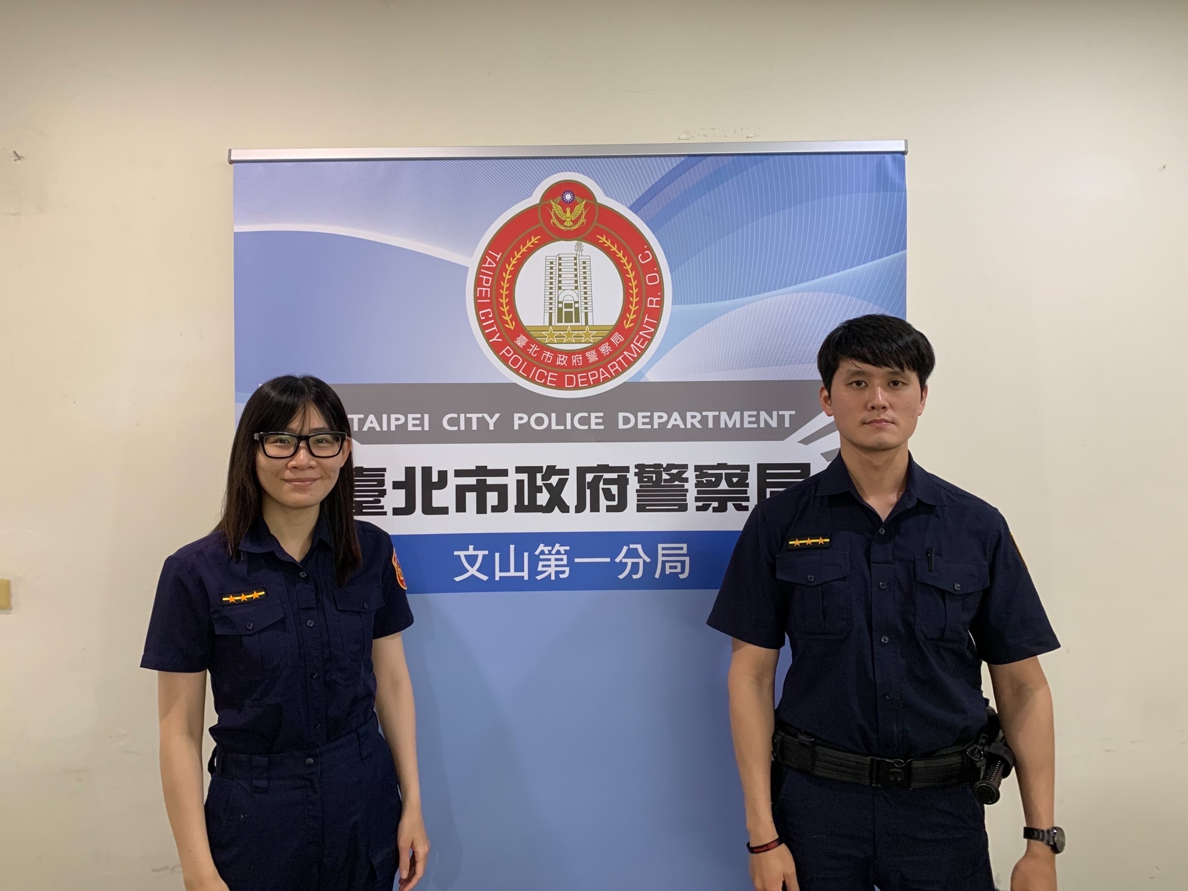 圖片說明:復興派出所警員柯涵克、郭沛玟獲報前往現場處理一起交通事故。(記者趙靜姸翻攝)