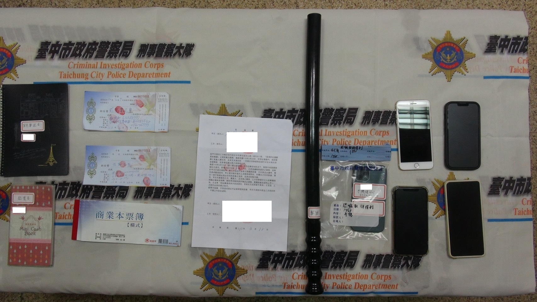 圖片說明:臺中市警局日前查獲蕭嫌等16人涉嫌妨害自由等案,並查扣空白本票、棍棒、記帳本、行動電話等證物,全案移送臺中地檢署偵辦。(記者謝榮浤翻攝)