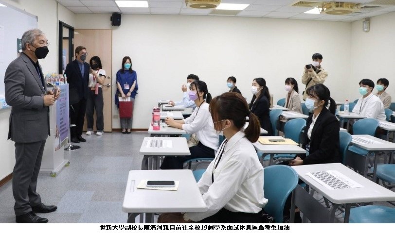 可能是 13 個人、大家站著、大家坐著和室內的圖像