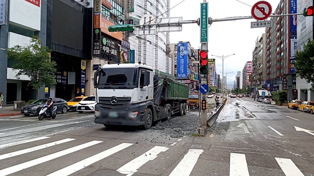 砂石車因急煞導致水泥散落路面。