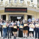 ▲警友第一辦事處副主任許瑞宏偕同「國民媽媽」林美秀致贈古早味肉粽520顆 (圖/台中市警察局 提供)