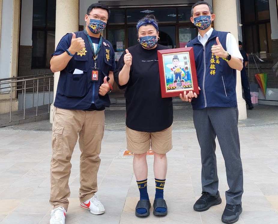 ▲第一分局偵查隊警員李冠鼐特別繪製插畫一幅,感謝國民媽媽「粽情粽意」加持 (圖/台中市警察局 提供)