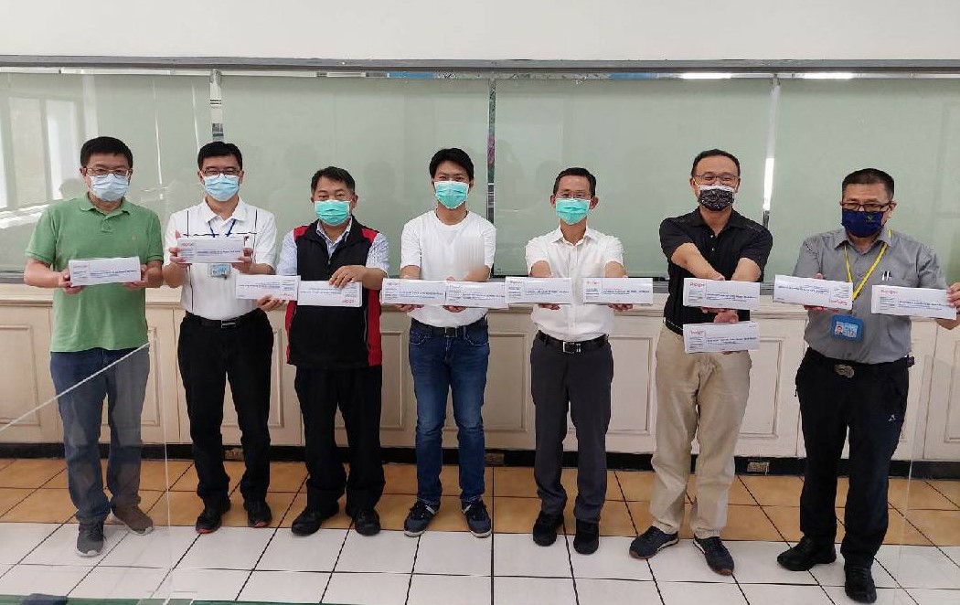 ▲警友第一辦事處副主任許瑞宏致贈中警第一分局快篩試劑 (圖/台中市警察局 提供)