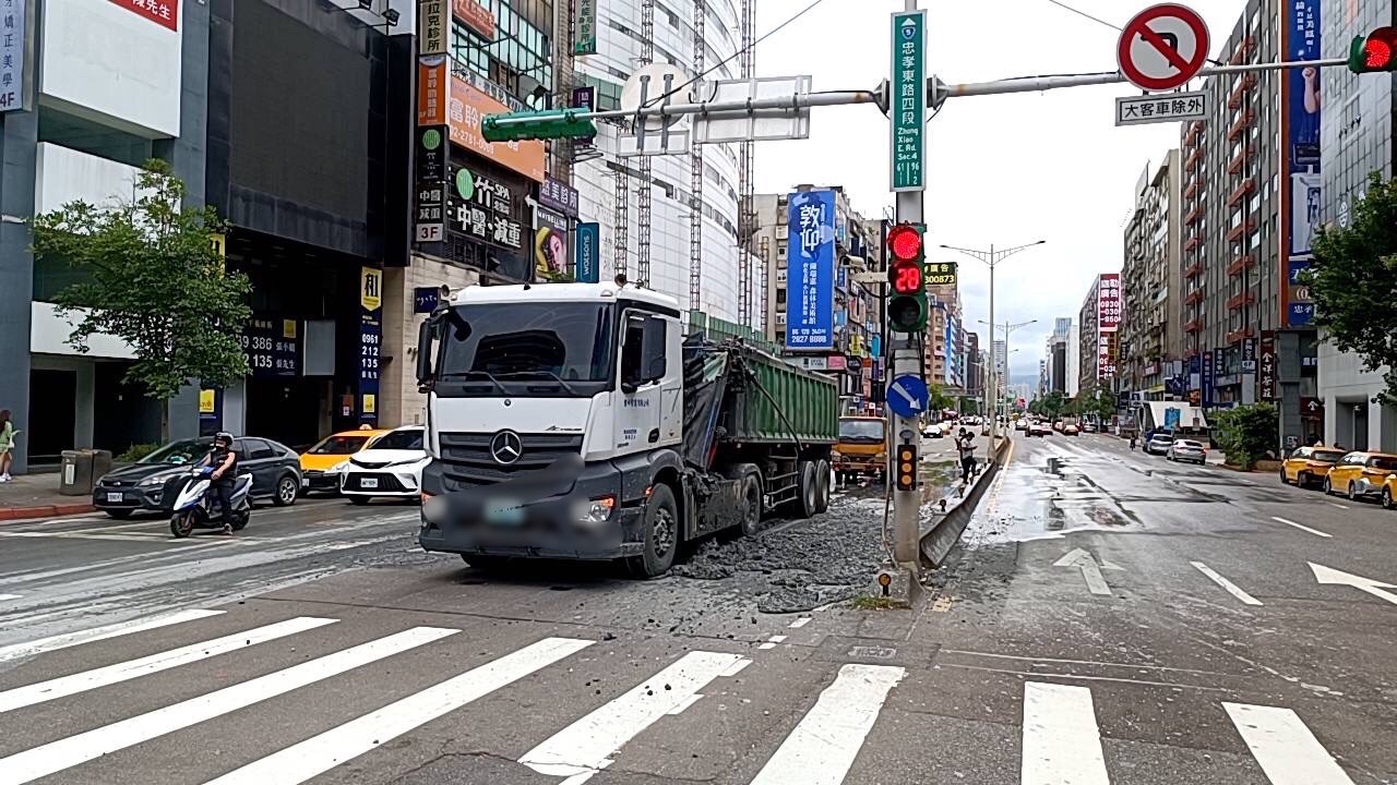 砂石車因急煞導致水泥散落路面。