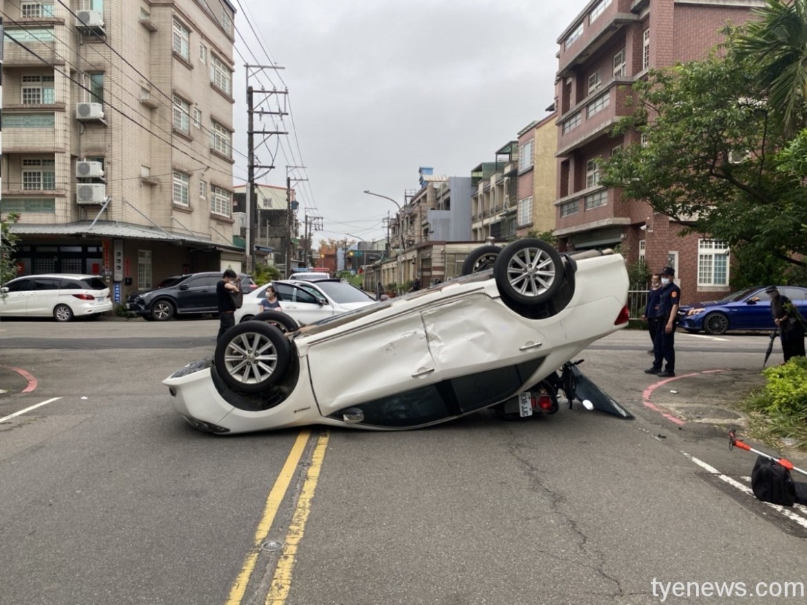 【有片】飛來橫禍!路口遇自小客擦撞 騎士無端遭車「砸」傷 17 S 147365974